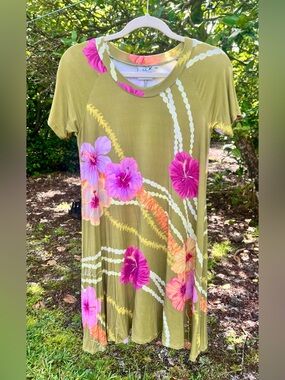 Simply Sisters By Lola Leiko Knit
Hibiscus Dress, XS, Brand New W/ Minor Flaws